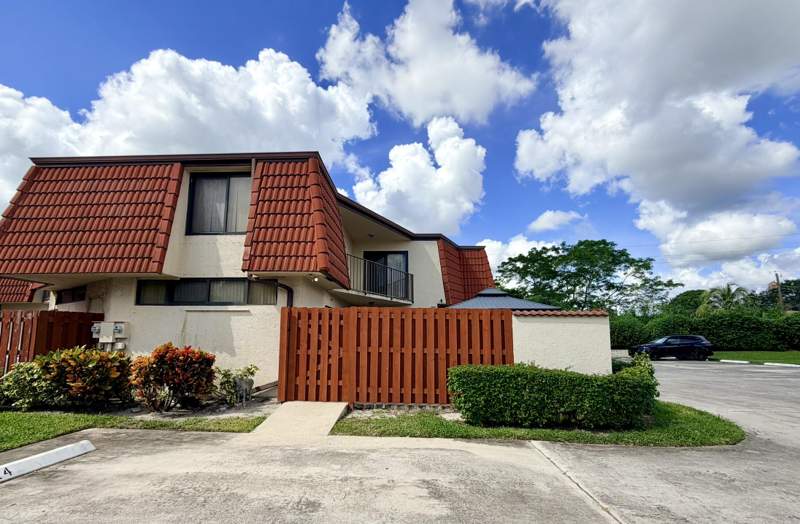 2 bedroom Townhouse at 3870 Victoria Drive, Somerset, West Palm Beach — photo 2
