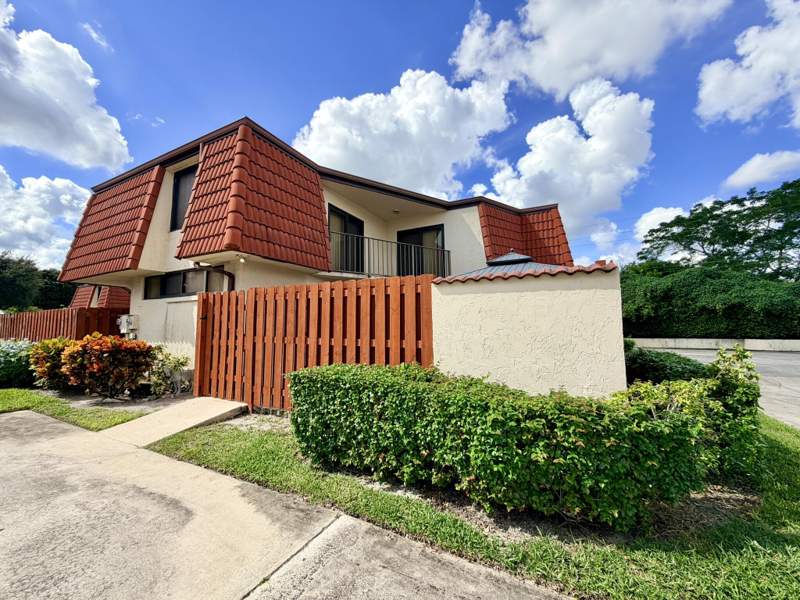 2 bedroom Townhouse at 3870 Victoria Drive, Somerset, West Palm Beach — photo 3