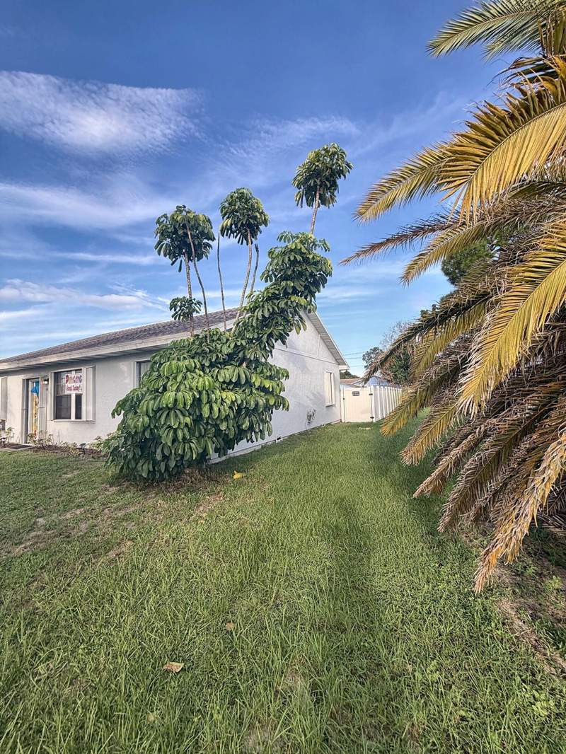 3 bedroom Single Family Residence at 1521 SE Airoso Boulevard, Port St Lucie Section 2, Port St. Lucie — photo 2