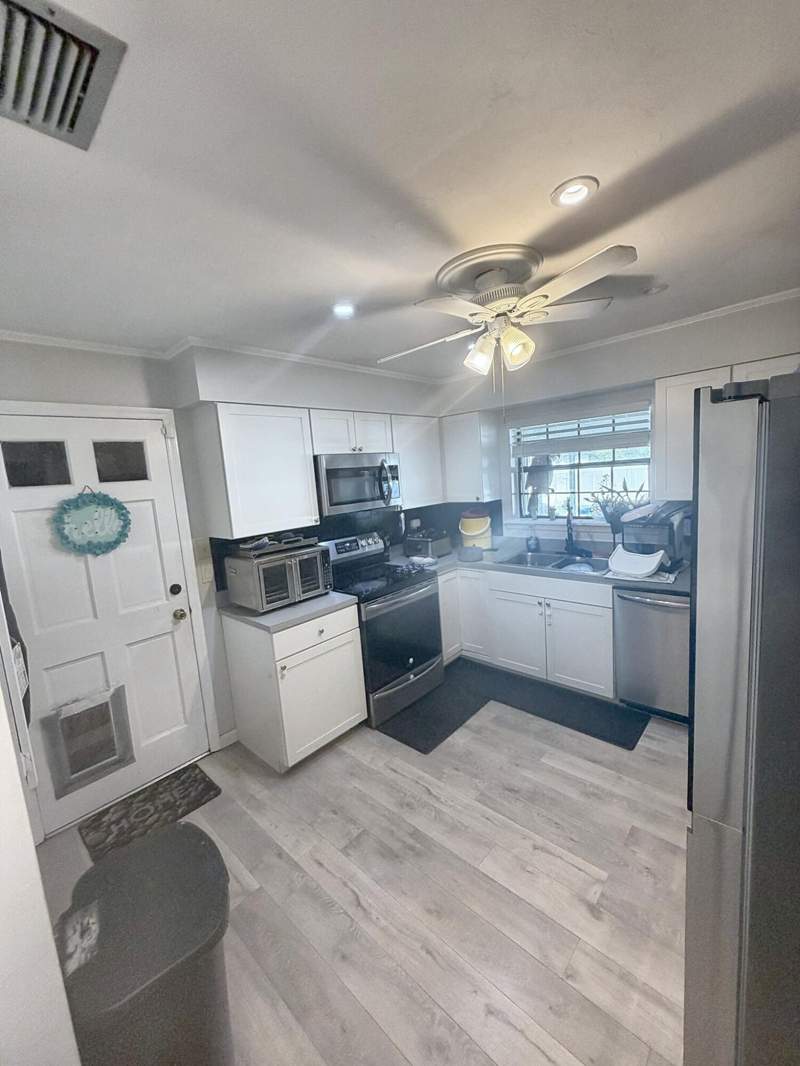 3 bedroom Single Family Residence at 1521 SE Airoso Boulevard, Port St Lucie Section 2, Port St. Lucie — photo 3