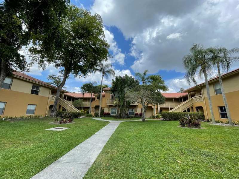1 bedroom Condominium at 4783 Via Palm Lakes #104, Palm Lake Condo, West Palm Beach — photo 1