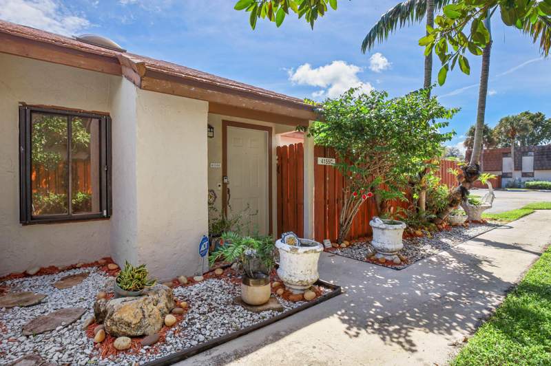 2 bedroom Townhouse at 4155 Palm Bay Circle #C, Lake Colony Ph 3, West Palm Beach — photo 2
