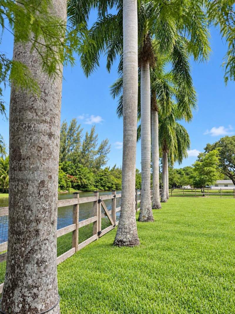 5 bedroom Single Family Residence at 3800 SW 137th Avenue, Country Club Ranches, Miramar — photo 3