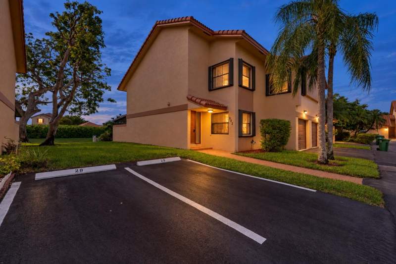 3 bedroom Townhouse at 942 SW 113th Terrace, Pembroke Lakes South, Pembroke Pines — photo 2