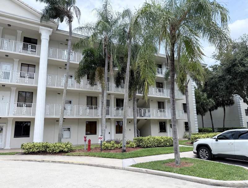2 bedroom Condominium at 6025 Balboa Circle, Whitehall Condo At Camino Real, Boca Raton — photo 2