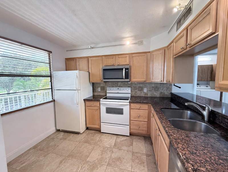 2 bedroom Condominium at 6025 Balboa Circle, Whitehall Condo At Camino Real, Boca Raton — photo 4