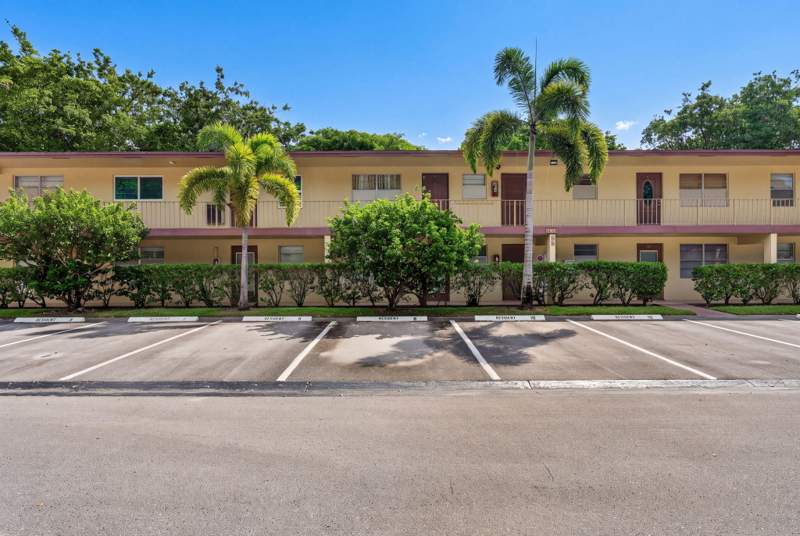 1 bedroom Condominium at 7490 NW 1st Street #104, Oriole Gardens Three 85 Condo, Margate — photo 2