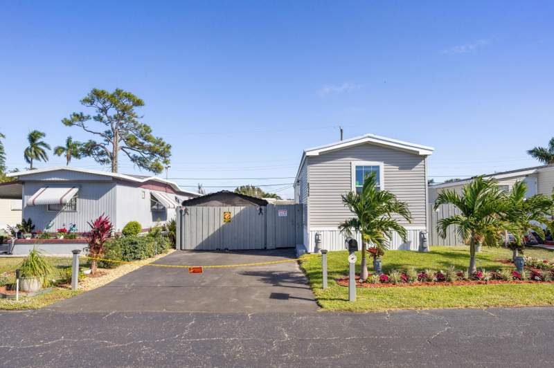 3 bedroom Mobile Home at 8948 Oak Street, Pine Grove Village, Boynton Beach — photo 2