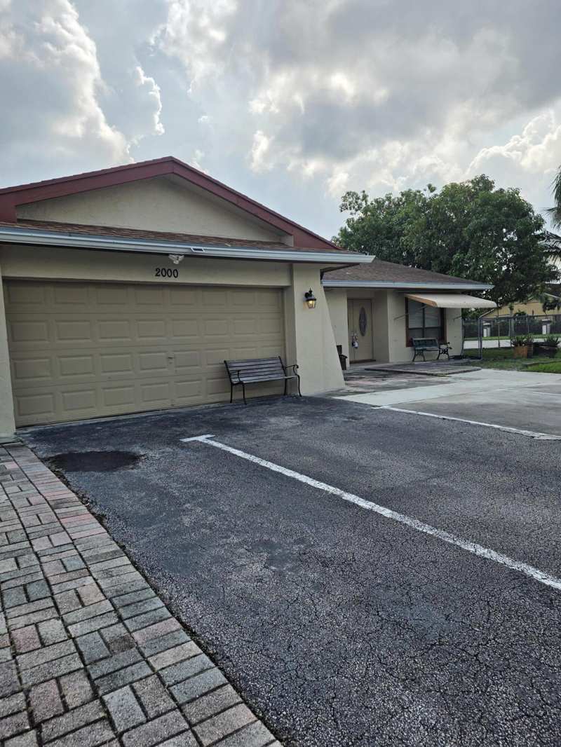 3 bedroom Single Family Residence at 2000 NW 70th Lane, Willow Creek, Margate — photo 1