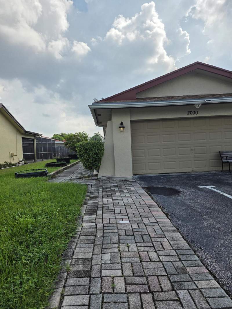 3 bedroom Single Family Residence at 2000 NW 70th Lane, Willow Creek, Margate — photo 3