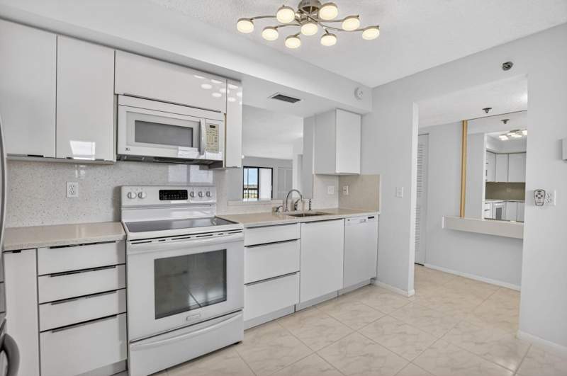 3 bedroom Condominium at 7370 S Oriole Boulevard #802, Huntington Towers Condo, Delray Beach — photo 5