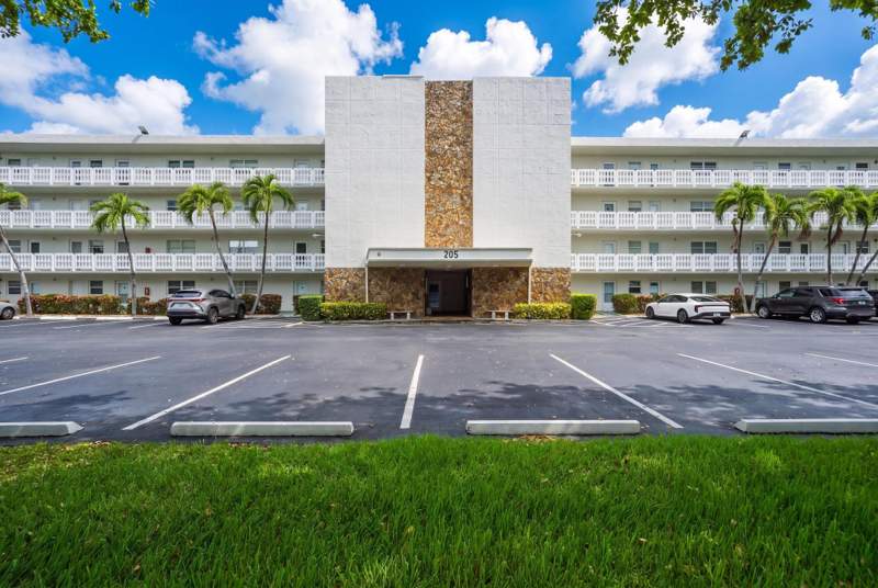 2 bedroom Condominium at 205 SE 11th Terrace, Meadowbrook Lakes Condo, Dania Beach — photo 4