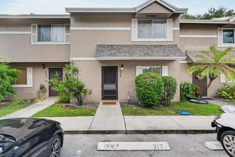 2 bedroom Townhouse at 1317 Sussex Drive, Hamptons Of North Lauderdale, North Lauderdale — photo 1