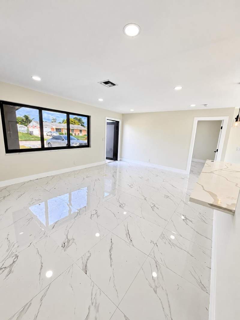 4 bedroom Single Family Residence at 4922 Royal, Royal Pines, West Palm Beach — photo 3