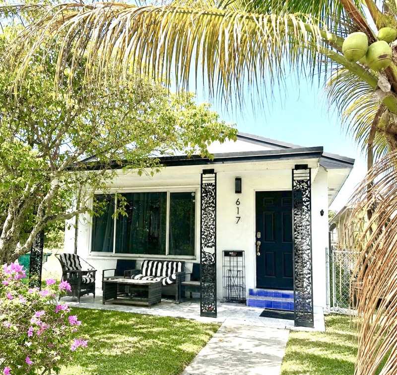 2 bedroom Single Family Residence at 617 N D Street, Lake Worth Town Of, Lake Worth Beach — photo 1