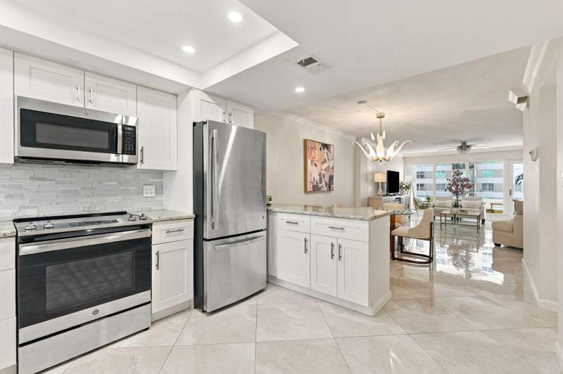 1 bedroom Stock Cooperative at 1850 S Ocean Boulevard #505, Crane Crest Apts Co-Op, Lauderdale-By-The-Sea — photo 4