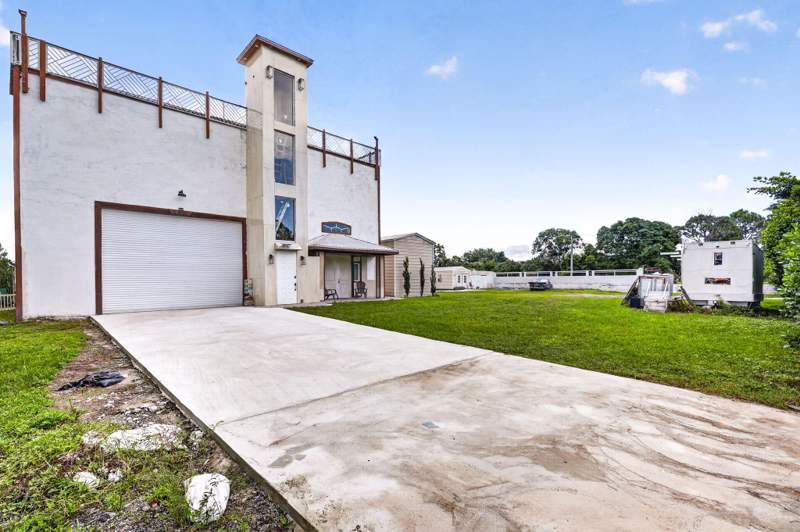 1 bedroom Single Family Residence at 16825 89th Place, 0, The Acreage — photo 4