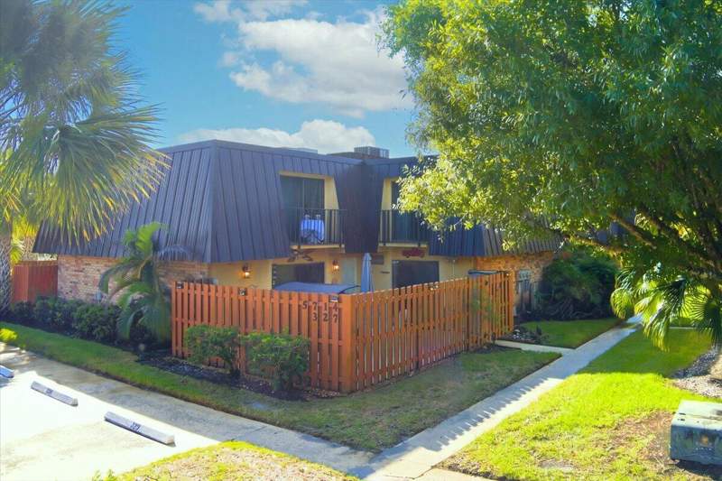 2 bedroom Townhouse at 5714 SE Windsong Lane #327, Emerald Lakes, Stuart — photo 3