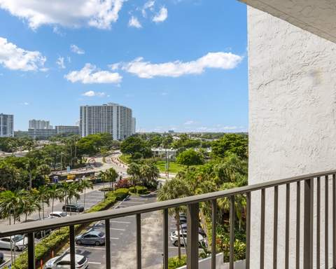 600 Parkview Drive #703, Hallandale Beach FL - photo 7 of 34