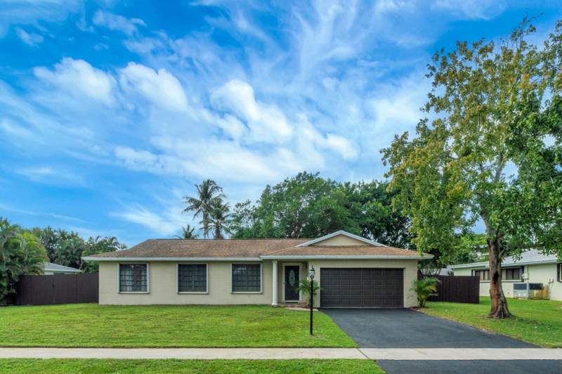 5 bedroom Single Family Residence at 6030 SW 8th Court, Plantation Park Lakesites, Plantation — photo 2
