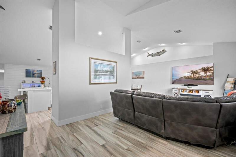 4 bedroom Single Family Residence at 264 Malibu Circle, Olive Tree Par 6A, Greenacres — photo 2