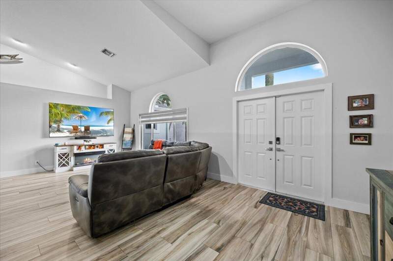 4 bedroom Single Family Residence at 264 Malibu Circle, Olive Tree Par 6A, Greenacres — photo 3