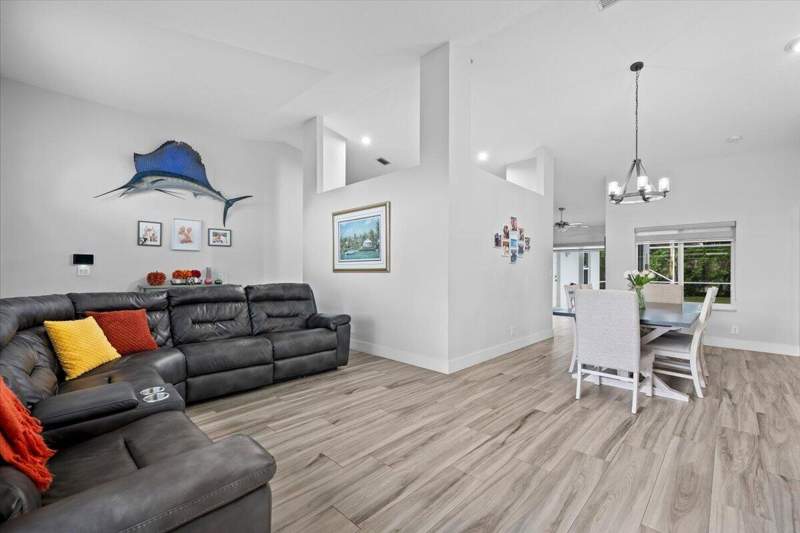 4 bedroom Single Family Residence at 264 Malibu Circle, Olive Tree Par 6A, Greenacres — photo 4