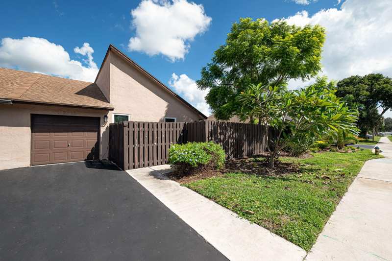 2 bedroom Townhouse at 2815 SW 2nd Street, Homewood Lakes Sec D, Delray Beach — photo 1
