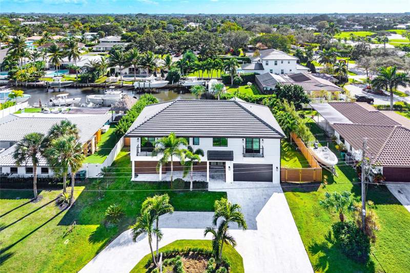 5 bedroom Single Family Residence at 8 Leeward Circle, Country Club Point, Tequesta — photo 2