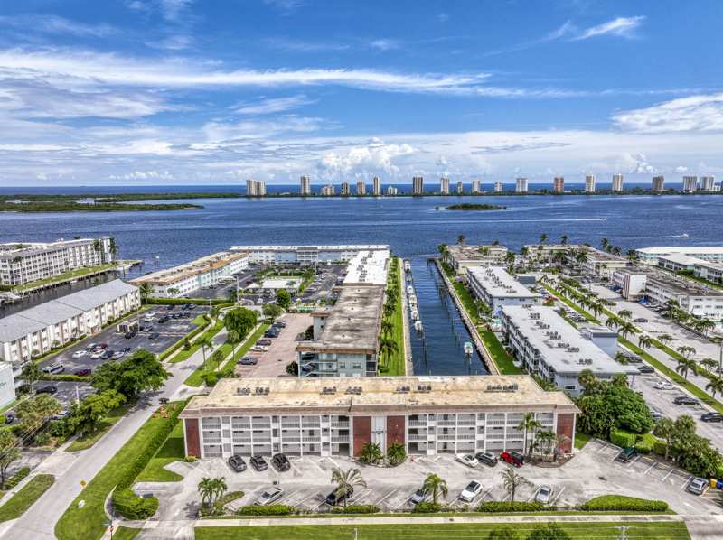 1 bedroom Condominium at 236 Castlewood Drive #205, Northport Condo, North Palm Beach — photo 1