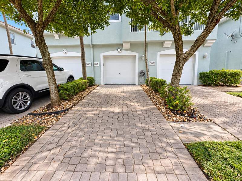2 bedroom Townhouse at 3069 Laurel Ridge Circle, Thousand Oaks, Riviera Beach — photo 3