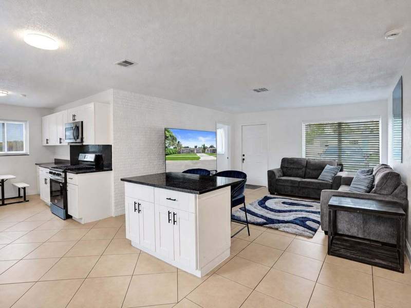 4 bedroom Single Family Residence at 6230 NW 18th Court, Sunrise Golf Village Sec 3, Sunrise — photo 4