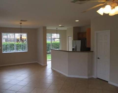 3041 Laurel Ridge Circle, Riviera Beach FL - photo 10 of 12