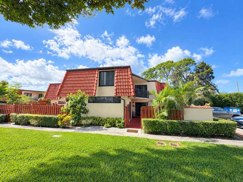 2 bedroom Townhouse at 3838 Victoria Drive, Somerset, West Palm Beach — photo 1