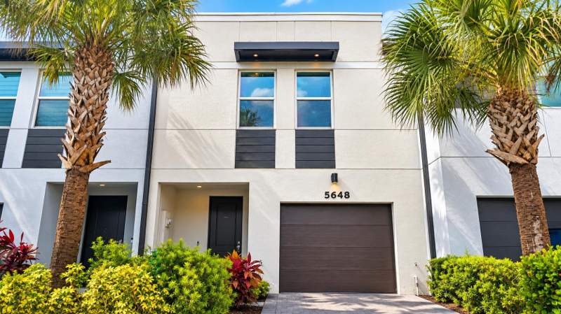 3 bedroom Townhouse at 5648 Mentmore Drive, Enclave At Mangonia Park, Mangonia Park — photo 2