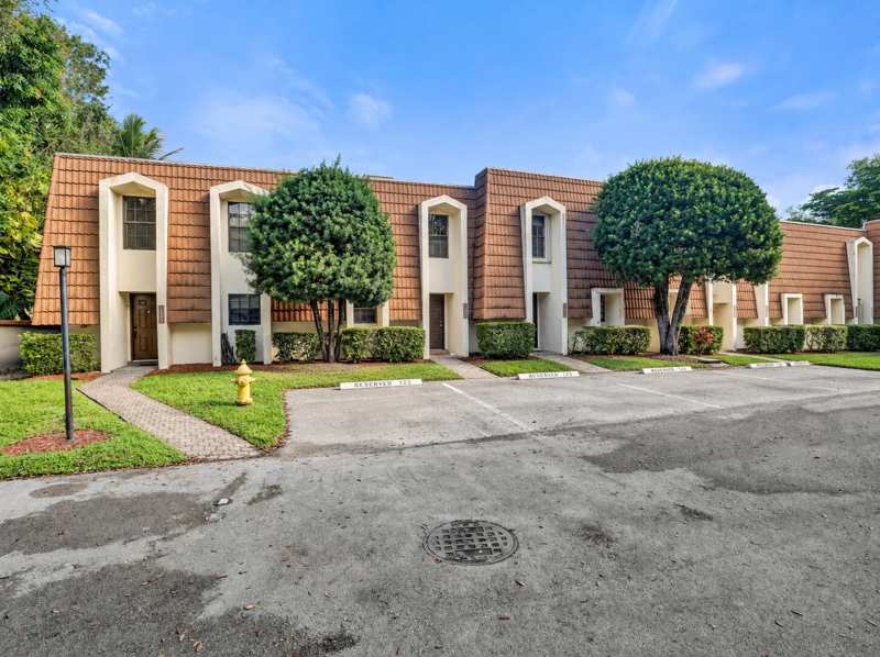 2 bedroom Townhouse at 11575 NW 2nd, Chateaulaine, Plantation — photo 1