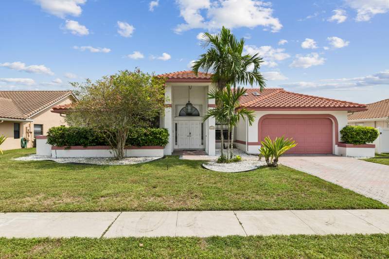 4 bedroom Single Family Residence at 1240 NW 100th Way, Jacaranda Parcel 274, Plantation — photo 2