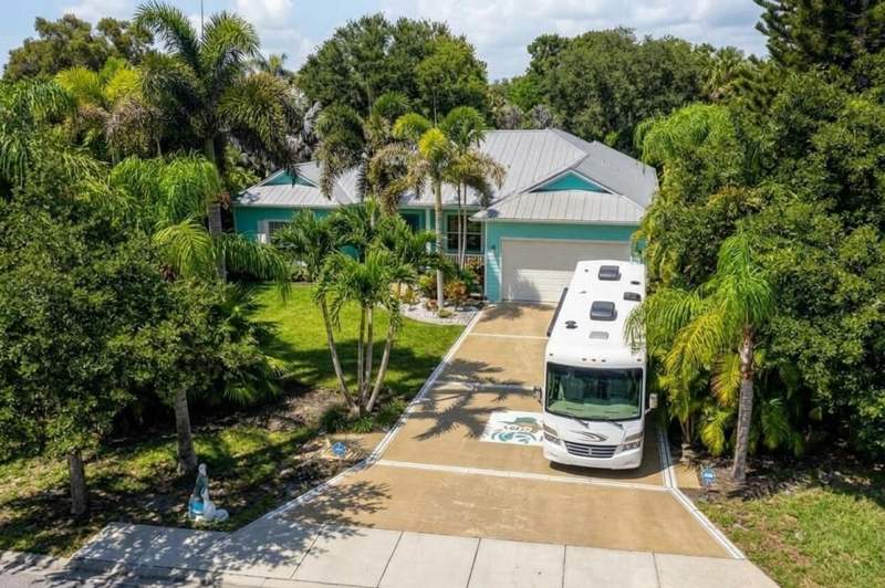 4 bedroom Single Family Residence at 1870 NE Victorian Lane, Palmetto Grove, Jensen Beach — photo 2