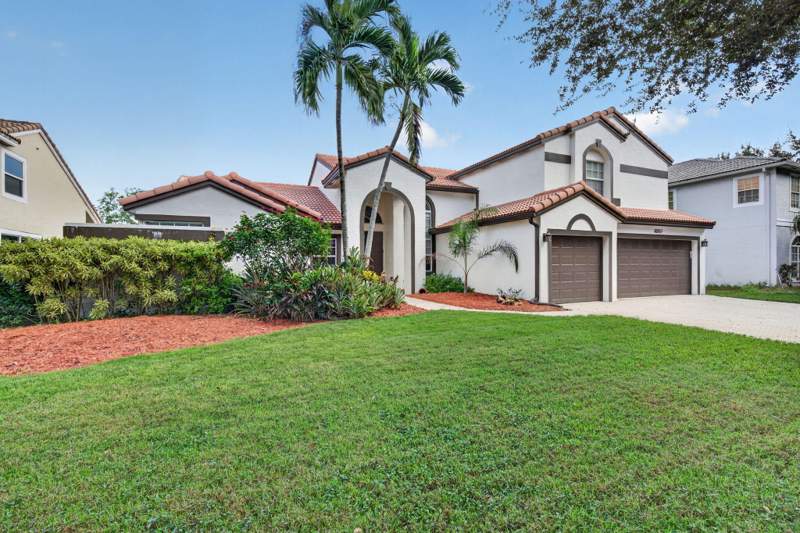 5 bedroom Single Family Residence at 10257 Bermuda Drive, Embassy Lakes Parcel, Cooper City — photo 2