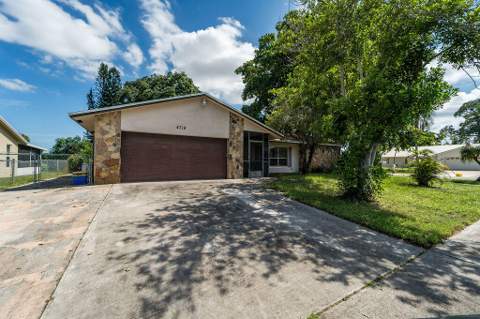 4718 Blue Pine Circle, Greenacres FL - photo 8 of 41