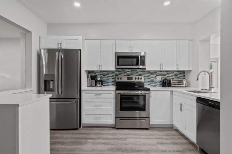 3 bedroom Single Family Residence at 3721 NE 16th Terrace, Cherry Creek Estates 57-8, Oakland Park — photo 3