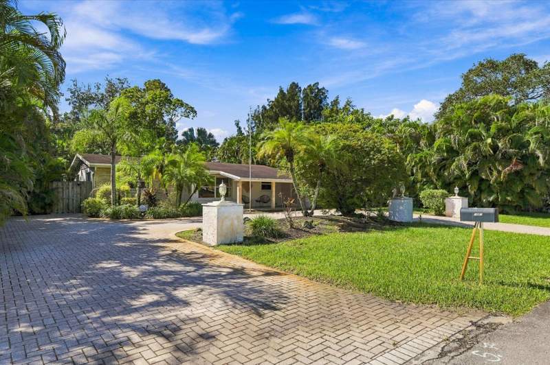 5 bedroom Single Family Residence at 5660 Lee Drive, West Palm Beach, West Palm Beach — photo 4