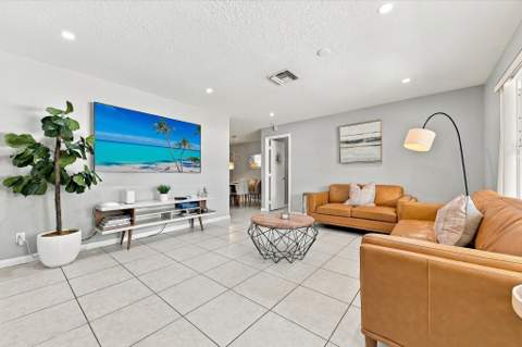 5660 Lee Drive, West Palm Beach FL - photo 9 of 42