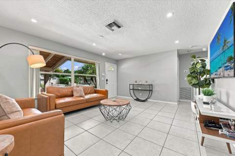 5660 Lee Drive, West Palm Beach FL - photo 11 of 42