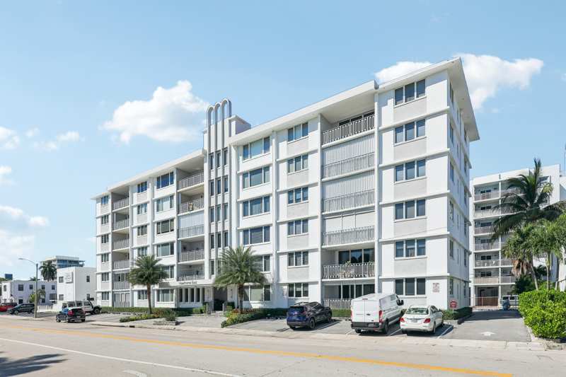 2 bedroom Stock Cooperative at 711 N Birch Road #204, Hawthorne East Co-Op, Fort Lauderdale — photo 1