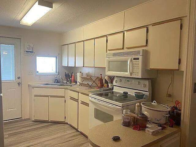 2 bedroom Mobile Home at 21 Flores Way, Spanish Lakes Riverfront 55+ Community, Port St. Lucie — photo 5