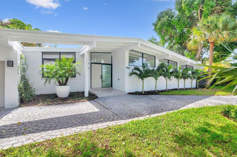 4 bedroom Single Family Residence at 7512 W Lake Drive, Lake Clarke Estates, West Palm Beach — photo 2