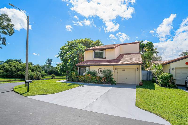 4 bedroom Single Family Residence at 2810 Sand Pines Court, Lantana Pines 1 Sportsmens Club, Lake Worth — photo 2