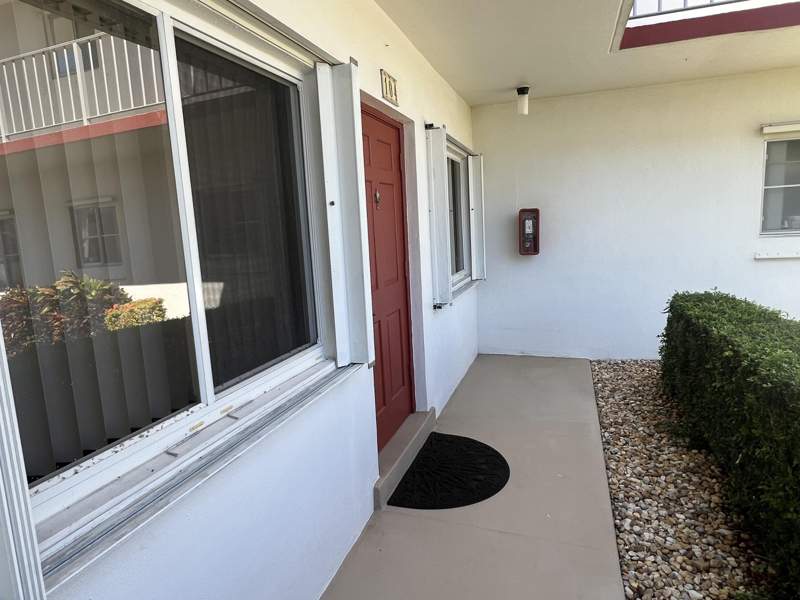 1 bedroom Condominium at 3320 Lake Osborne Drive, Murry Hills Apt Bldg 2 Condo 104, Lake Worth Beach — photo 2