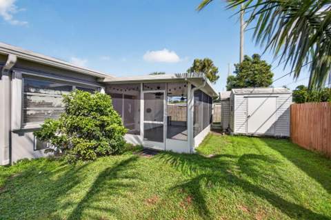 446 E Shadyside Circle, West Palm Beach FL - photo 7 of 29